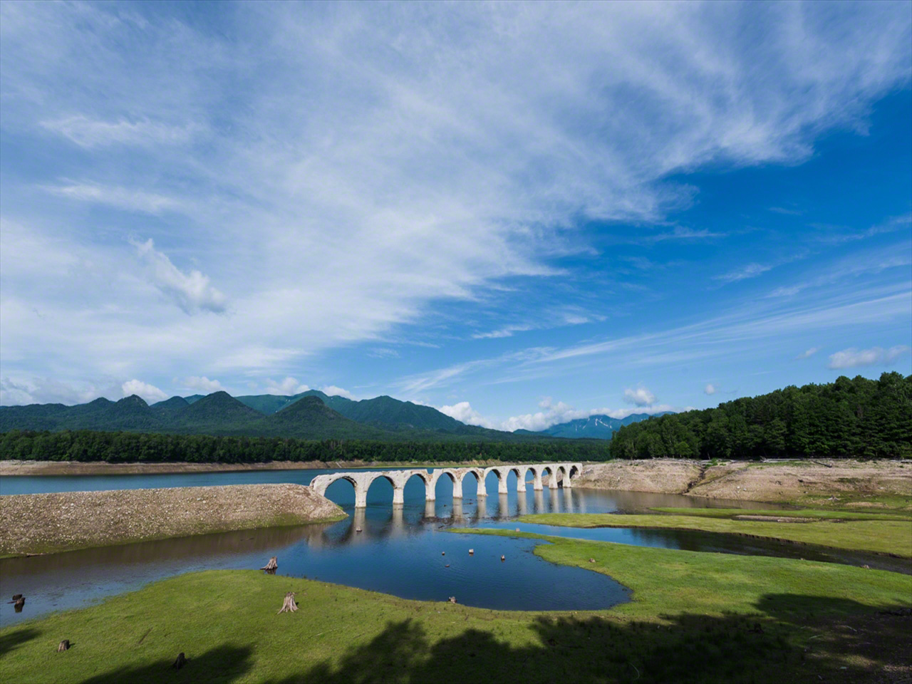 Juillet. Sous le ciel estival pur de Hokkaidô, le pont se fond harmonieusement dans le paysage environnant.