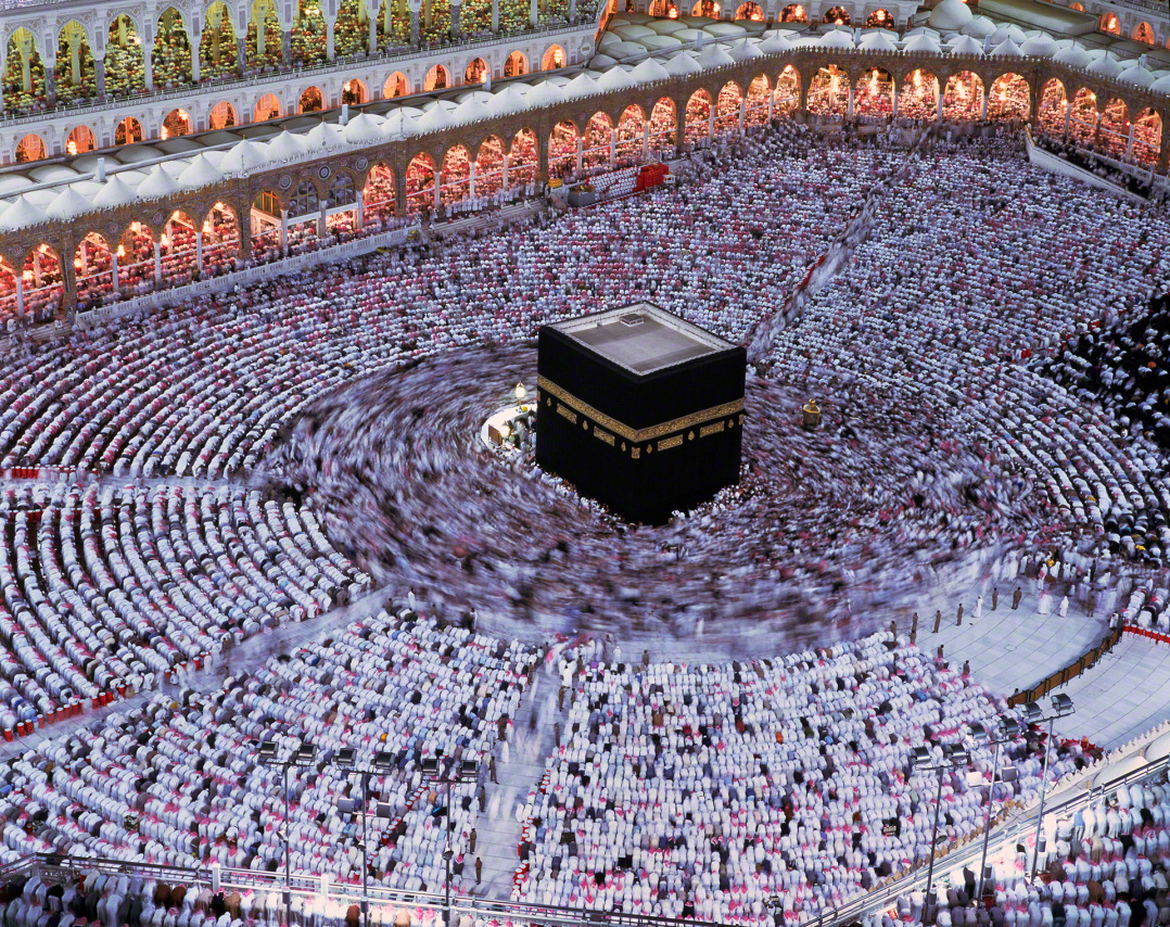 La nuit du 27e jour du mois de Ramadan, un million de personnes prient toute la nuit à la mosquée de La Mecque, en Arabie saoudite. Cette nuit, appelée Laylat al-Qadr, est considérée comme la nuit la plus sacrée de l’année, celle où le Coran a été transmis par Dieu au prophète Mahomet. (Extrait de « Pèlerinage à La Mecque »)