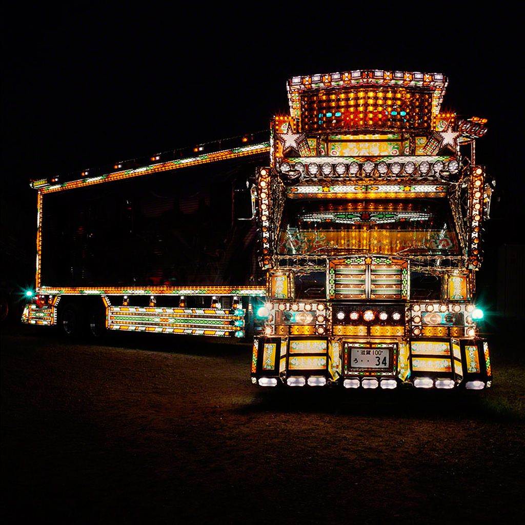 Dekotora : au Japon, pleins phares sur ces camions décorés de mille feux -  GEO