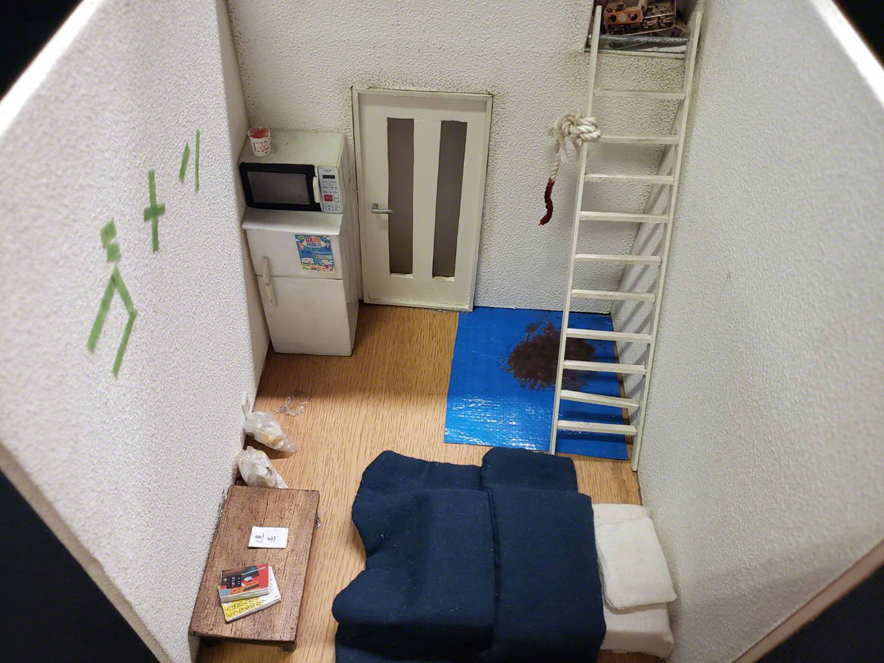 « Suite au suicide d’une jeune personne par pendaison. » En guise de dernier message, l’occupant de cet appartement avait inscrit le mot gomen (pardon) sur le mur avec du ruban adhésif.