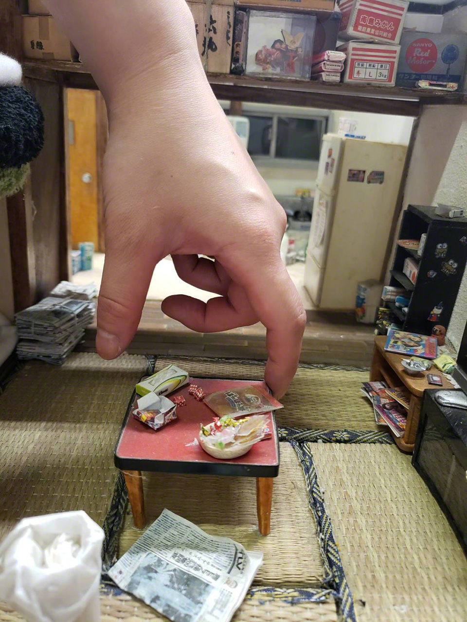 Plutôt que de s'en tenir à l'échelle d'un douzième utilisée dans nombre de créations miniatures, Kojima crée des dioramas de tailles diverses.