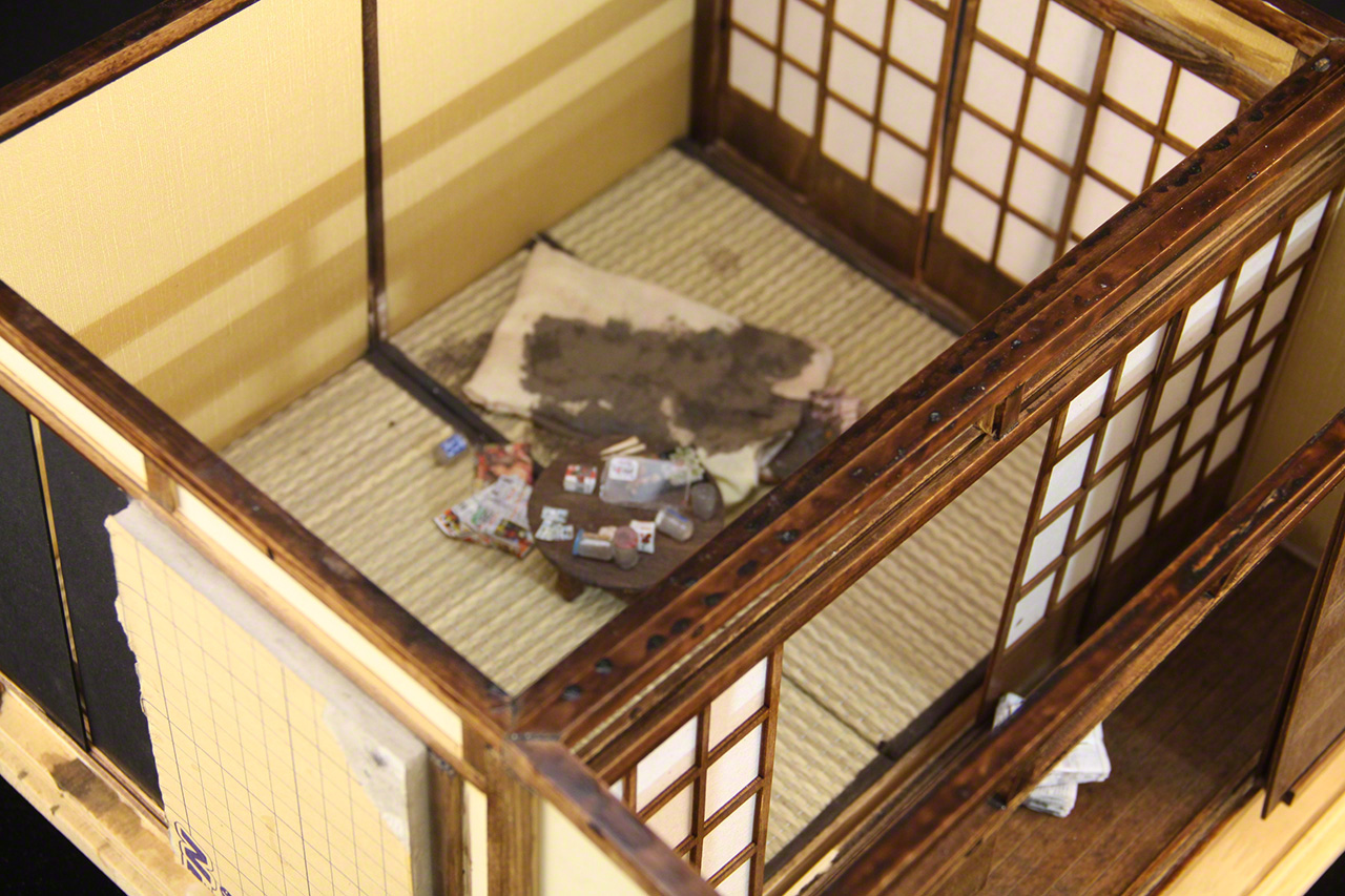 Le premier diorama de Kojima, « Kodokushi, âge 50–60 », raconte l'histoire de quelqu'un qui a peu d'interactions sociales.