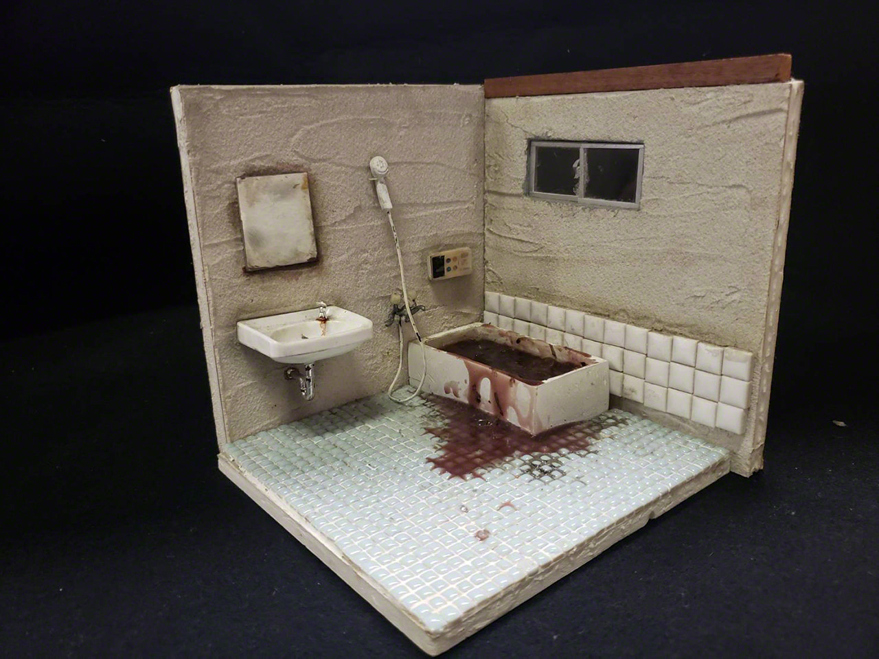 Le diorama « Kodokushi, provoqué par un choc thermique » représente la baignoire dans laquelle la victime a été trouvée.