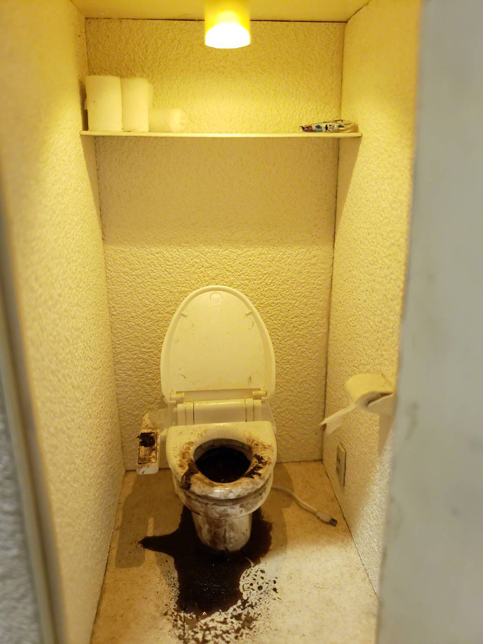 Le diorama de Kojima « Kodokushi, provoqué par un choc thermique sur les toilettes » véhicule le message du danger mortel de ce phénomène.