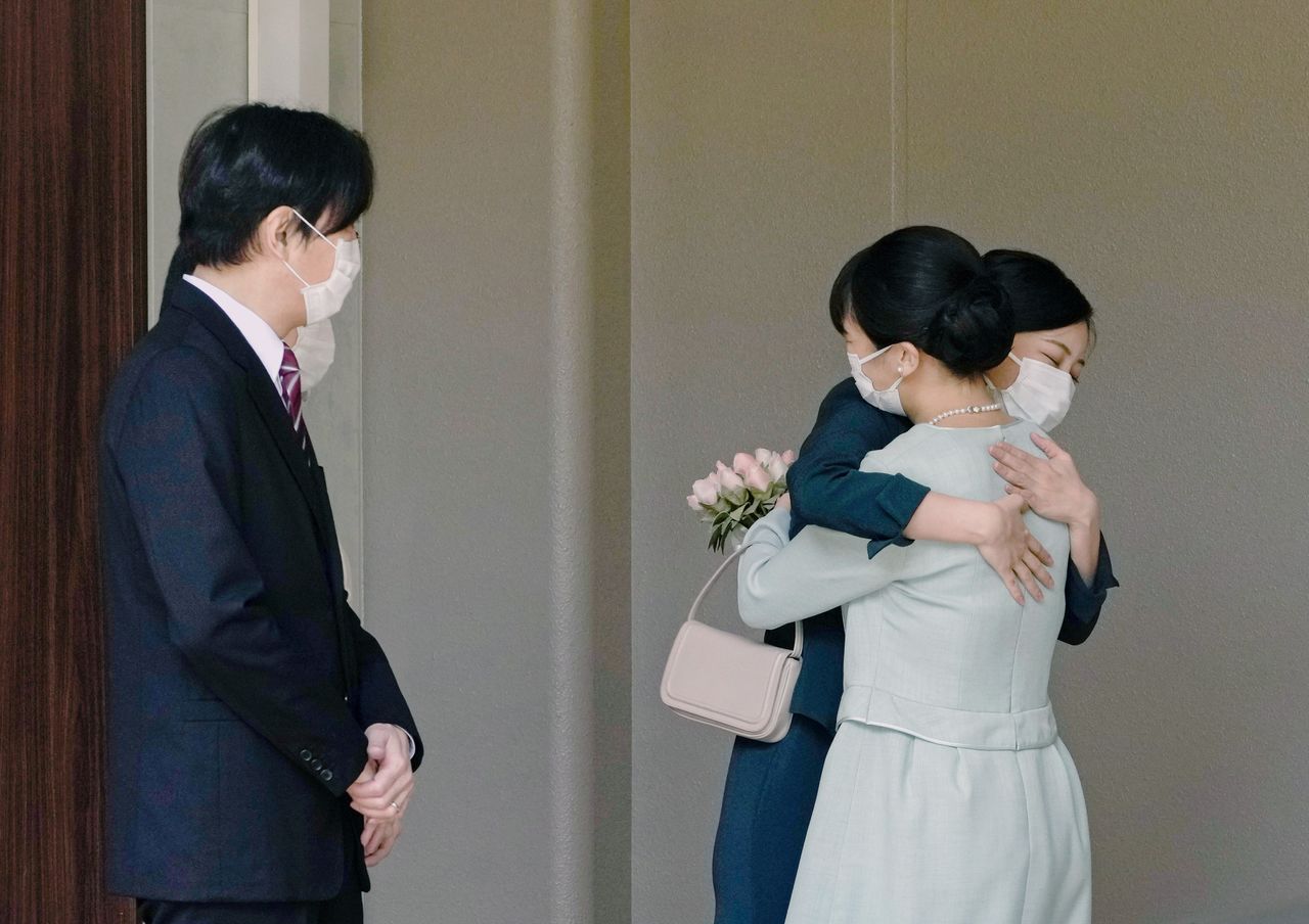 Le matin du 26 octobre, la princesse Mako (à droite) rencontre le prince héritier et la princesse héritière Akishino, ainsi que la princesse Kako, sa sœur cadette, qui s'avance pour l'embrasser. (Jiji ; photo mise en commun)