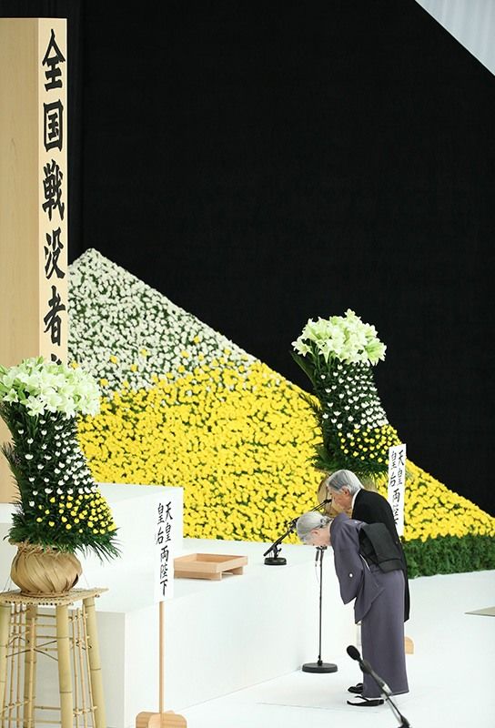 L’empereur et l’impératrice s’inclinent devant la stèle à la mémoire des victimes de guerre (Jiji)