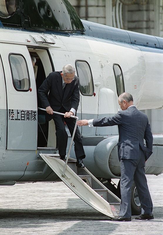 L’empereur Shôwa arrive de Nasu en hélicoptère pour assister à la cérémonie, le 13 août 1988, à Tokyo (Jiji)