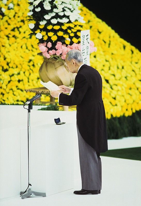 L’empereur Shôwa prononce son discours durant la cérémonie pour les victimes de guerre, le 15 août 1988 à Tokyo (Jiji)