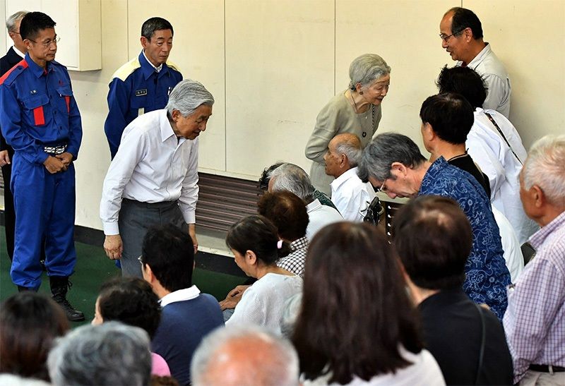 Le couple impérial rencontre des personnes touchées par les inondations dans l’ouest du Japon, le 21 septembre 2018 à Kure dans la préfecture de Hiroshima (Jiji Press)