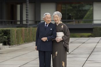 Le couple impérial se promène dans le jardin du palais impérial.