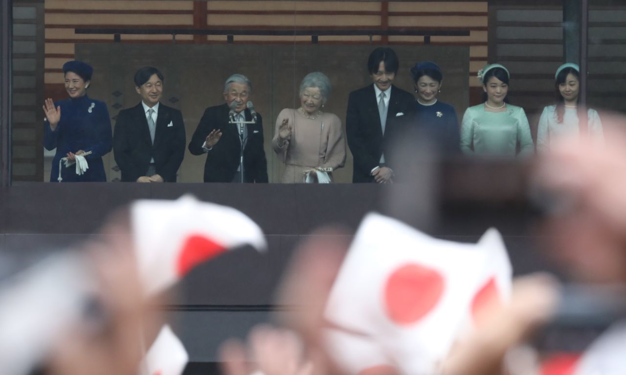 Les membres de la famille impériale saluent la foule venue célébrer l’anniversaire de l’empereur devant le palais impérial. (Jiji Press)