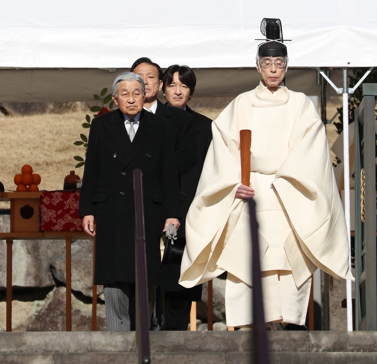 L’empereur et le prince Akishino au mausolée de Musashino, le 7 janvier 2019. (Jiji Press)