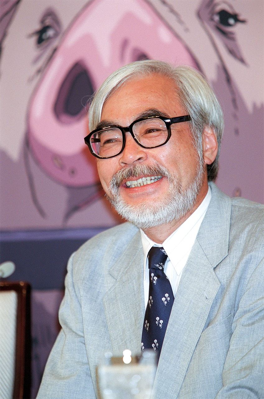 Miyazaki Hayao, le sourire aux lèvres lors d'une conférence de presse après la fin de Sen to Chihiro no kamikakushi (Le Voyage de Chihiro) le 10 juillet 2001. (Jiji Press)