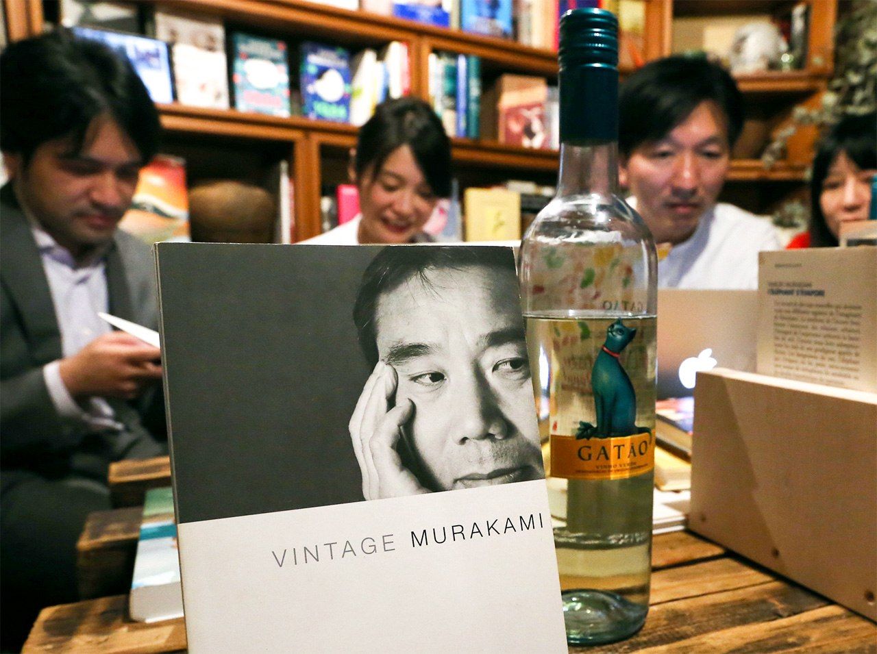 Fans de l’écrivain Murakami Haruki réunis pour l’annonce du lauréat du prix Nobel de littérature le 13 octobre 2016. Ils noient leur chagrin, dans une librairie de Tokyo, l’auteur n’ayant une nouvelle fois pu décrocher le prestigieux prix. (Jiji Press)