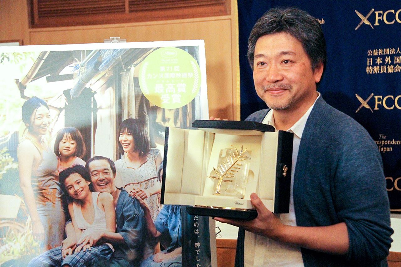 Manbiki Kazoku (Une affaire de famille) du réalisateur Kore-eda Hirokazu, a remporté la Palme d’Or au Festival de Cannes. Le réalisateur présente sa récompense au Club des correspondants étrangers du Japon à Tokyo en mai 2018.