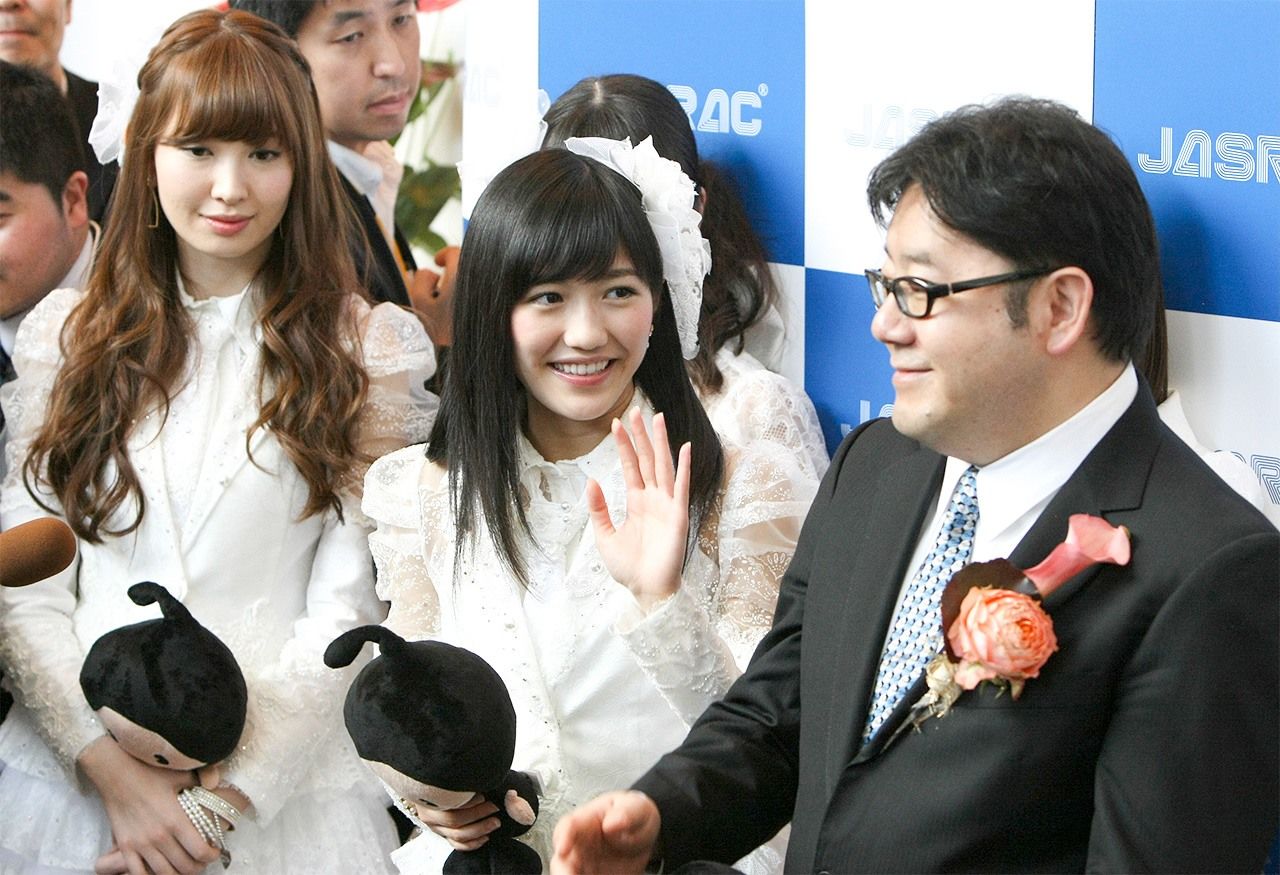 Akimoto Yasushi en compagnie de membres du groupe d'AKB48 lors de la 31ème cérémonie de remise des prix de la JASRAC (Société japonaise des droits des auteurs, des compositeurs et des éditeurs) le 22 mai 2013. (Jiji Press)