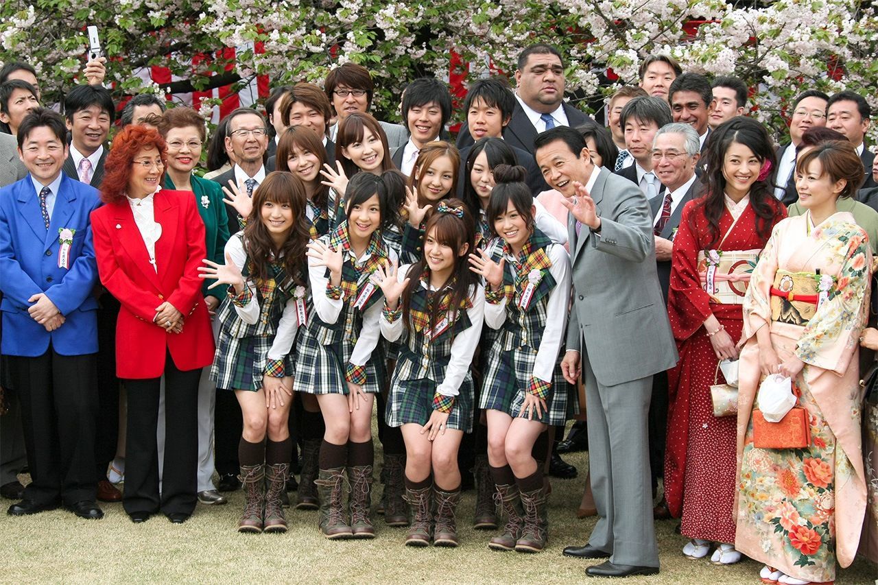 Les 48 membres des AKB48, invitées à une contemplation des cerisiers en fleurs, parrainée par le Premier ministre de l’époque, Asô Tarô, le 18 avril 2009, au parc Shinjuku Gyôen à Tokyo (Jiji Press).