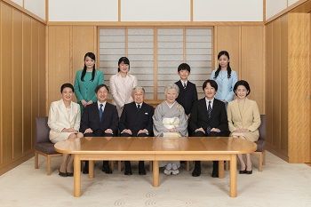 La famille impériale réunie pour la nouvelle année 2019 (photo tirée de la page officielle de l'Agence de la maison impériale).
