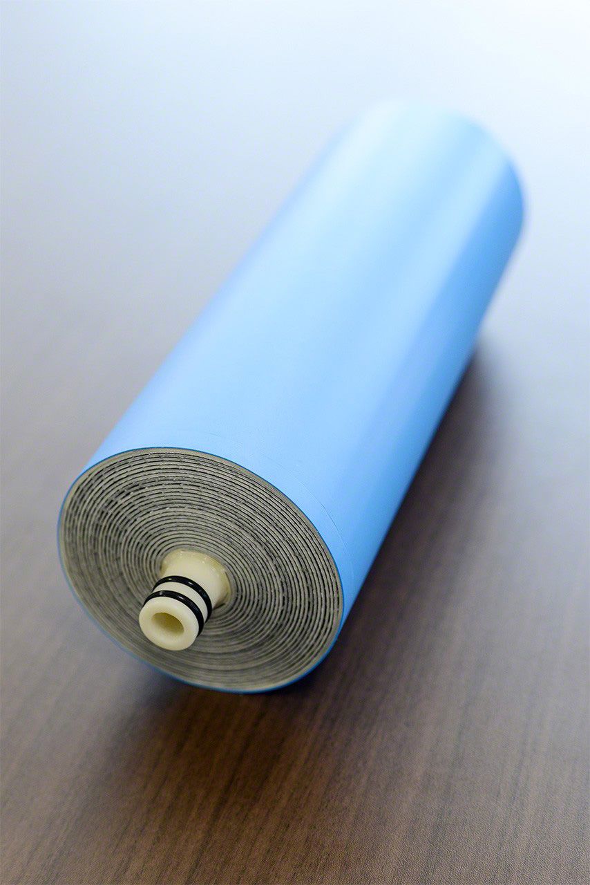 Module de désalinisation de l'eau de mer fait de membranes nanocomposites. Le passage de l'eau de mer à traves ce module élimine le sel qu'elle contient. (© Université Shinshû)