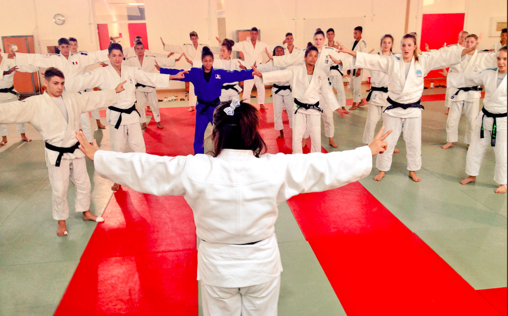 L’auteure entraîne des judokas lors d’un stage de formation organisé en 2016 pour l’équipe de France dans un centre de formation situé à Marseille. (Photo avec l’aimable autorisation de Mizoguchi Noriko)