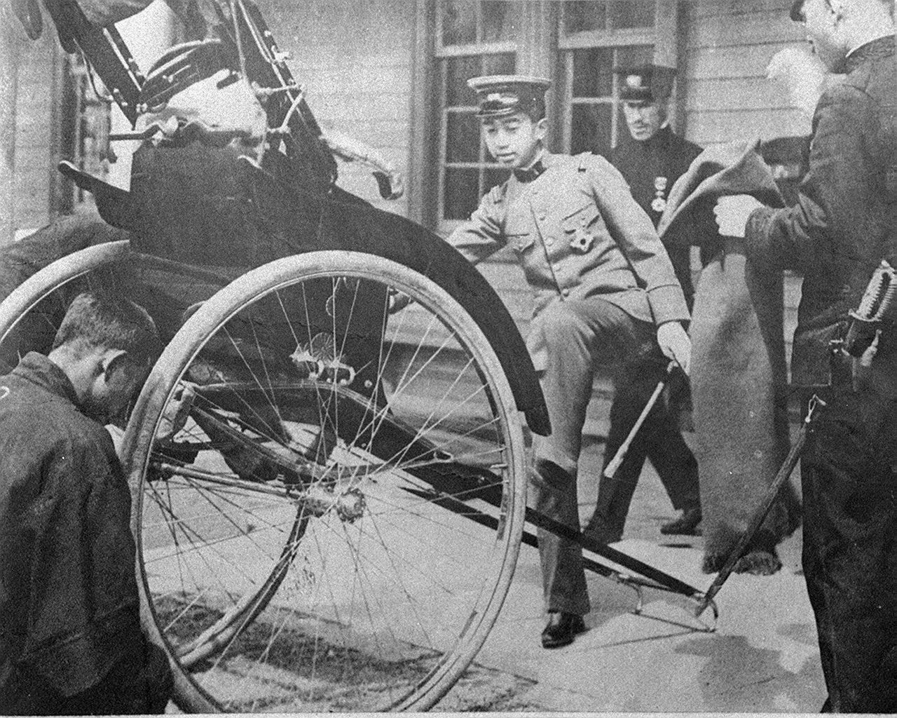Le futur empereur Hirohito, âgé de 14 ans, prend un pousse-pousse à Sakai, Kyoto, le 7 avril 1916 (Yomiuri Shimbun)