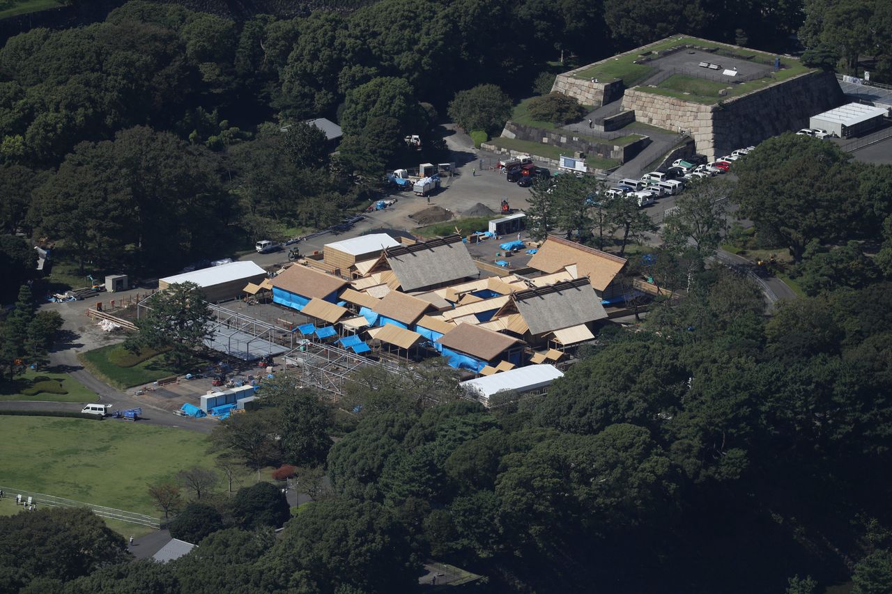 Les bâtiments construits pour la cérémonie des récoltes du 14 novembre 2019. Le tout aura coûté environ 7,5 millions d’euros. Les deux édifices aux toits les plus élevés sont le Yukiden, à droite, et le Sukiden, à gauche. Ce sont les deux salles principales où se déroule le rituel. (Jiji Press)