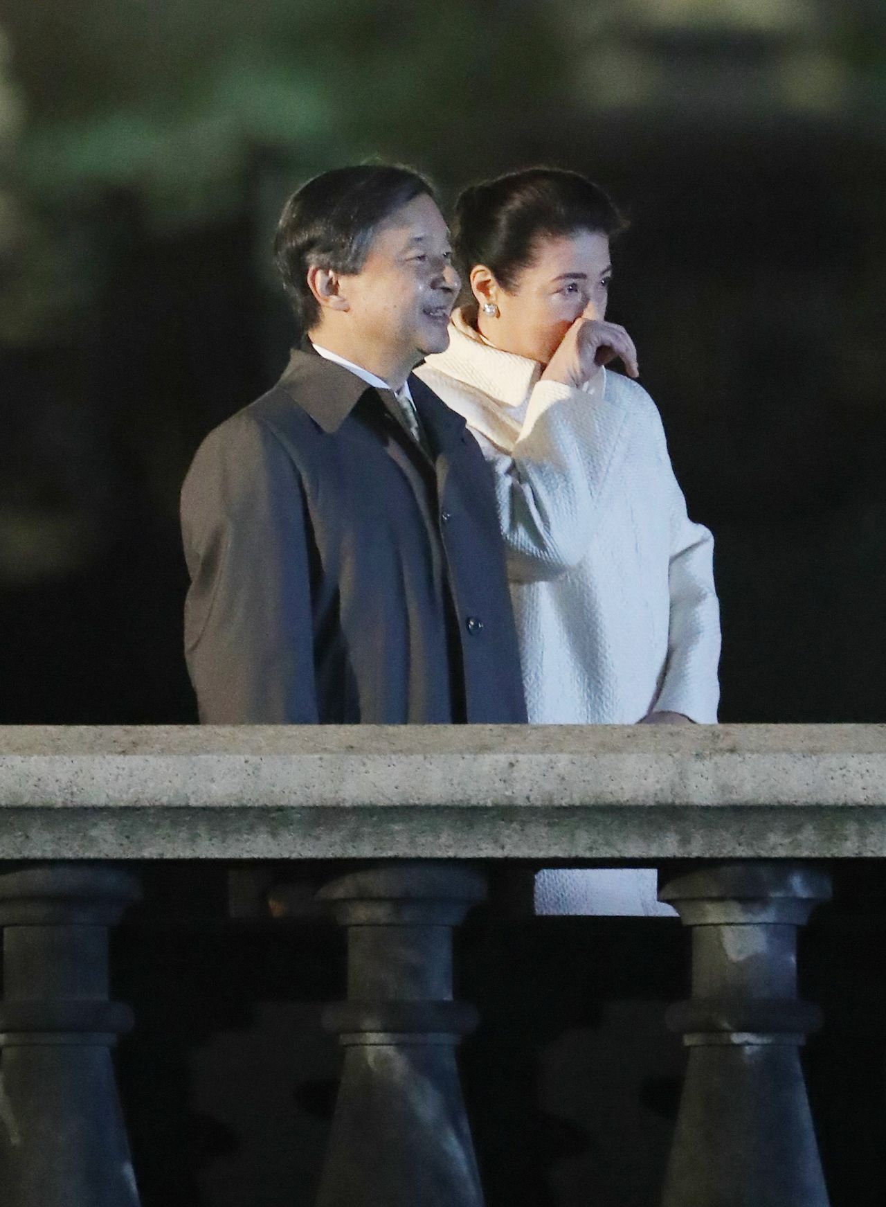 Le 9 novembre 2019, l’empereur Naruhito et l’impératrice Masako ont assisté du haut d’un pont de pierre à une fête organisée en leur honneur devant le palais impérial de Tokyo. A en juger par ce cliché, le spectacle a　visiblement ému l’impératrice jusqu’aux larmes. (Jiji Press, pool photo)o)