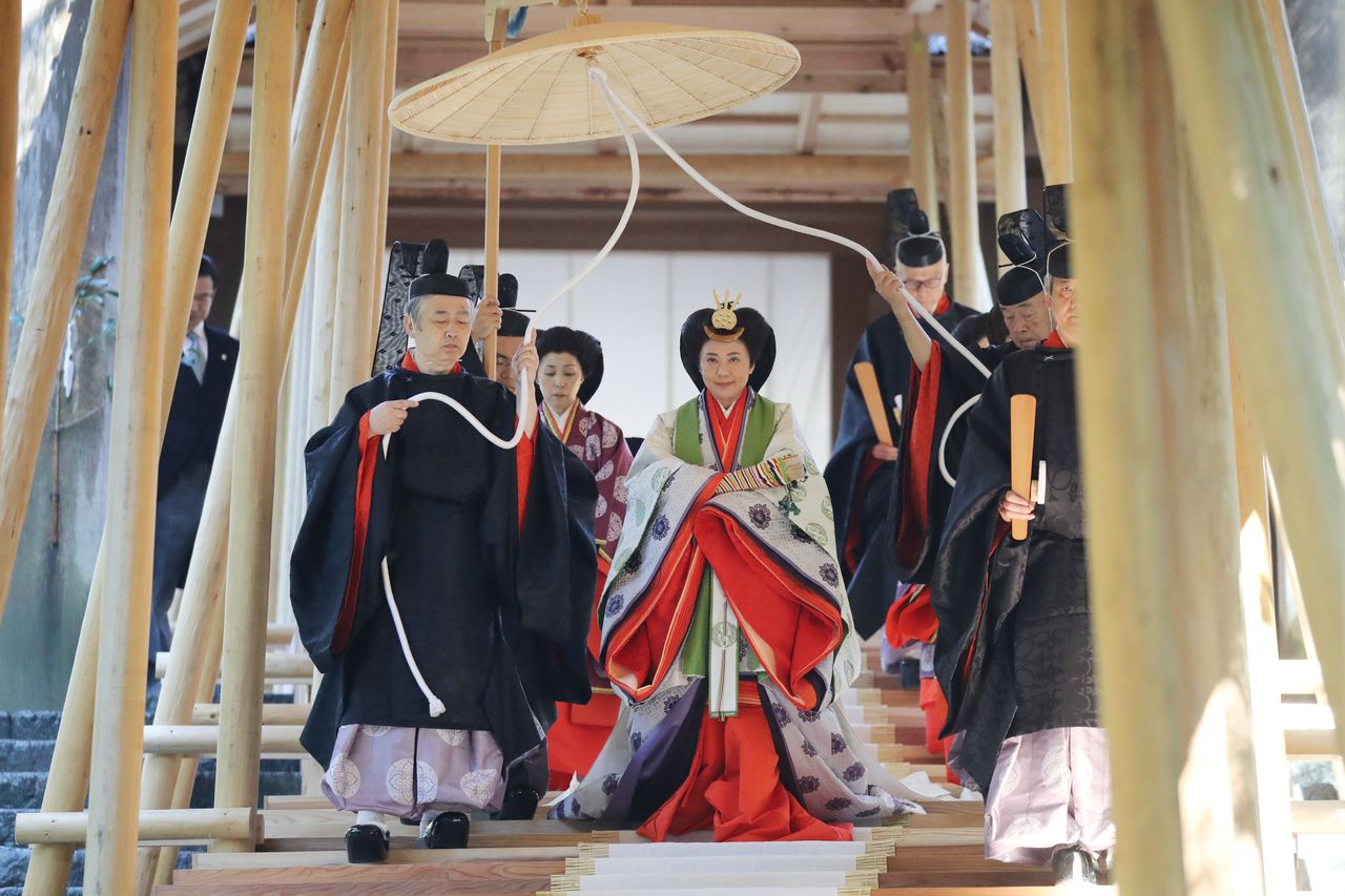 ELe 23 novembre 2019, l’impératrice Masako (au centre) s’est rendue en compagnie de l’empereur Naruhito au grand sanctuaire shintô d’Ise, dans la préfecture de Mie, pour annoncer solennellement aux divinités (kami) que les cérémonies en relation avec l’intronisation avaient pris fin. (Jiji Press, pool photo)