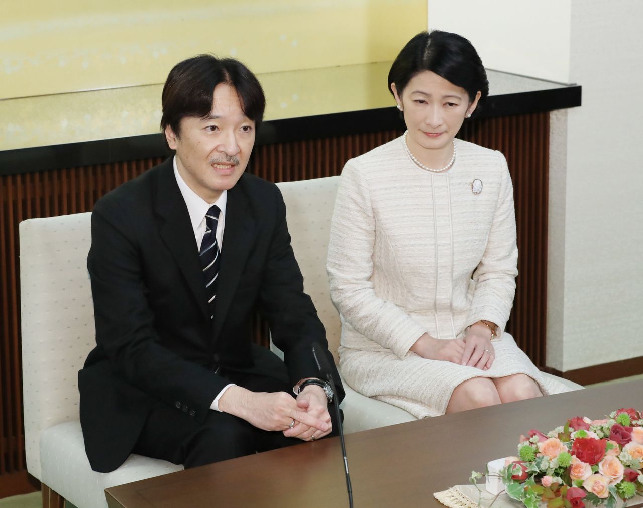 Le 22 novembre 2018, le prince Akishino a donné une conférence de presse à sa résidence de Tokyo en compagnie de son épouse, la princesse Kiko. À cette occasion, le couple a répondu à des questions à propos du report du mariage de leur fille ainée, la princesse Mako. (Jiji Press)