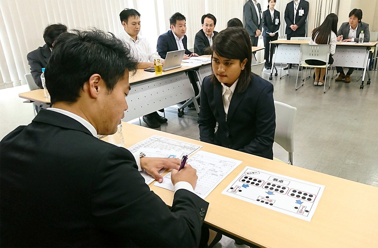des étudiants étrangers participent à une présentation des jobs dans des supérettes de proximité (mai 2017, arrondissement de Toshima, Tokyo. Jiji Press)