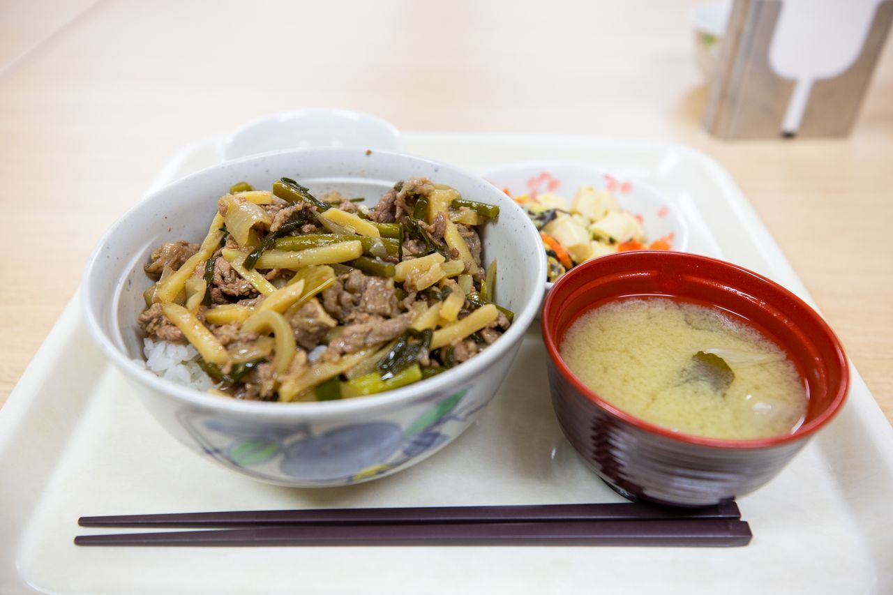 Tous les menus du déjeuner coûtent 390 yens. La photo montre le stamina-don, un plat fait pour des travailleurs manuels, goûteux et avec du riz en abondance.