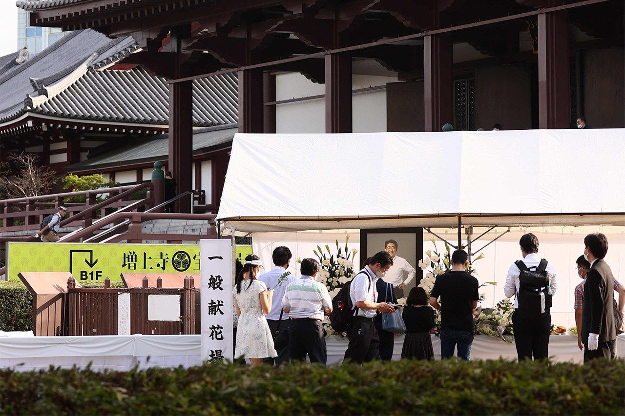 Le temple Zôjô-ji, lors de la veillée funèbre de l’ancien Premier ministre Abe Shinzô, dans l’après-midi du 11 juillet (Jiji Press).