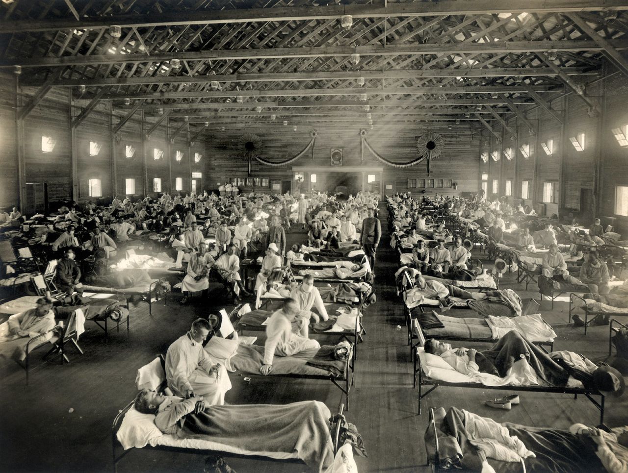 Hôpital de campagne dans le camp Fulston, au Kansas, considéré comme l’épicentre de la pandémie de grippe espagnole de 1918 (Science Photo Library/Aflo)