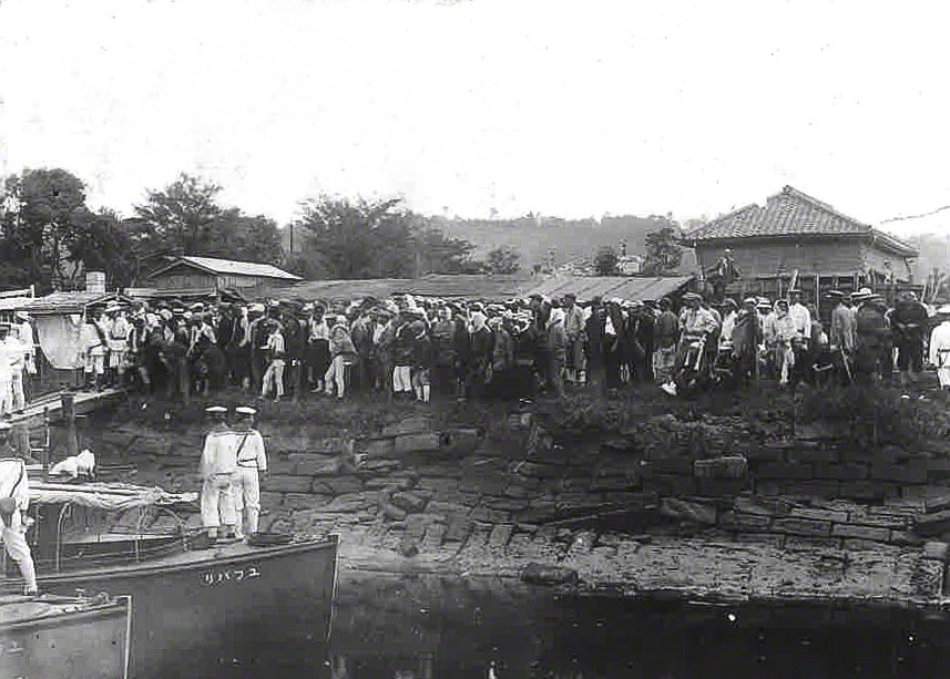 Des citoyens accompagnant les prisonniers embarqués sur le Yûbari.
