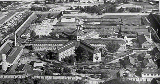 La prison de Miyagi, achevée en 1879. Les cellules sont des structures en bois sur le modèle de la prison de Louvain, en Belgique.