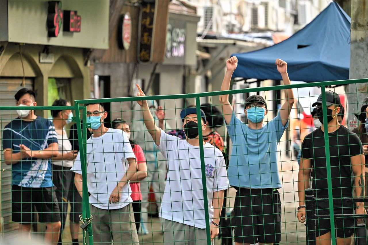 Des habitants en colère de Shanghai le 6 juin 2022, après le bouclage de leur ville. (AFP/Jiji) 