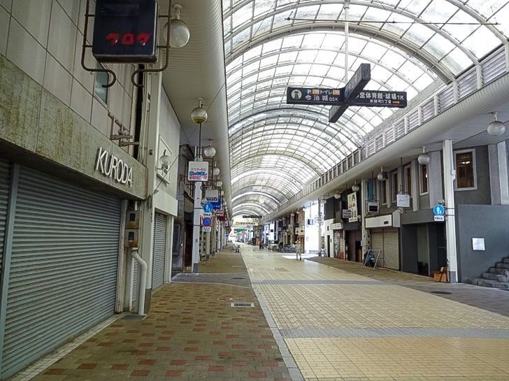 Une rue commerçante à Imabari, dans la préfecture d’Ehime. Un grand nombre de magasins ont dû mettre la clé sous la porte (photo avec l’aimable autorisation de l’auteur)