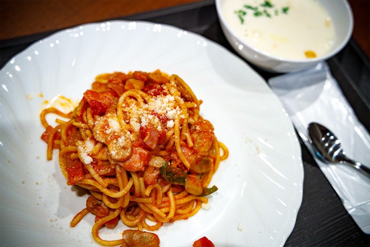 Le menu du jour : spaghettis à la sauce tomate et soupe d'igname japonaise crémeuse.
