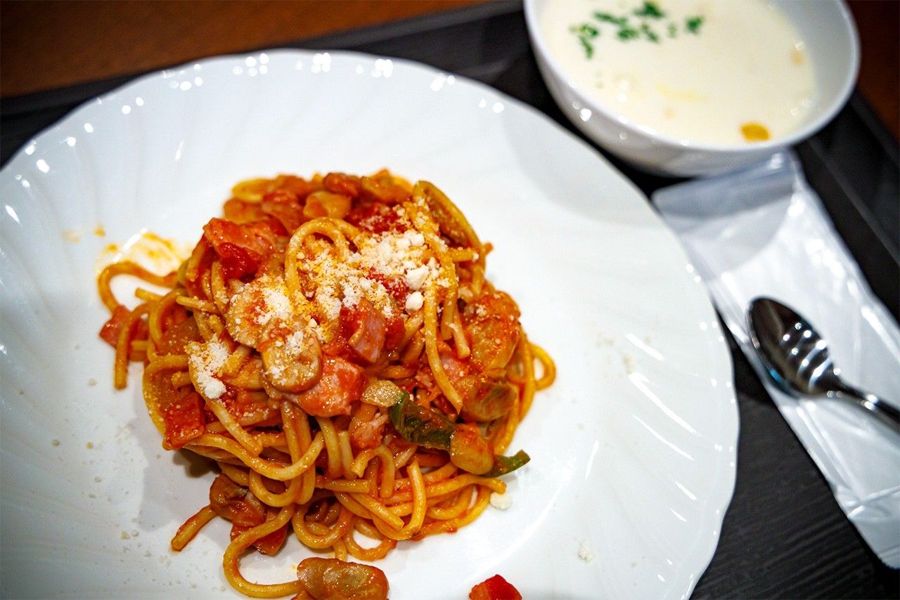 Le menu du jour : spaghettis à la sauce tomate et soupe d'igname japonaise crémeuse. 