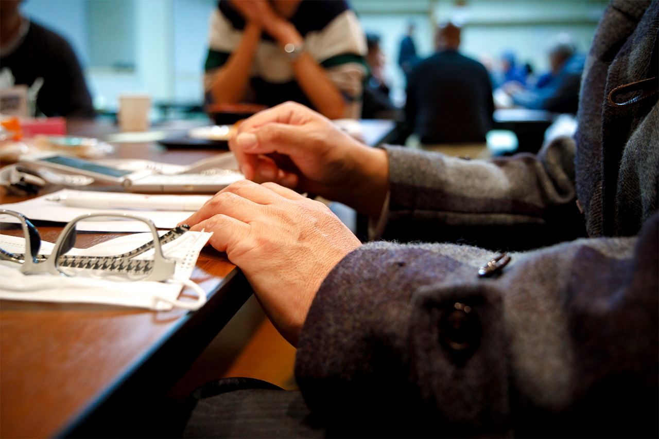 Cet homme, maintenant dans la cinquantaine, est préoccupé par ses changements irréguliers d’emploi du temps.