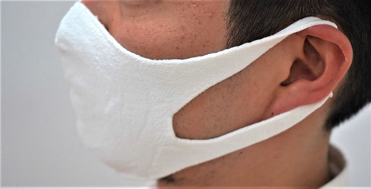 Le masque possède une poche contenant une feuille tricotée avec des fils enduits de cuivre aux propriétés antibactériennes et désodorisantes (photo fournie par Sato Seni).