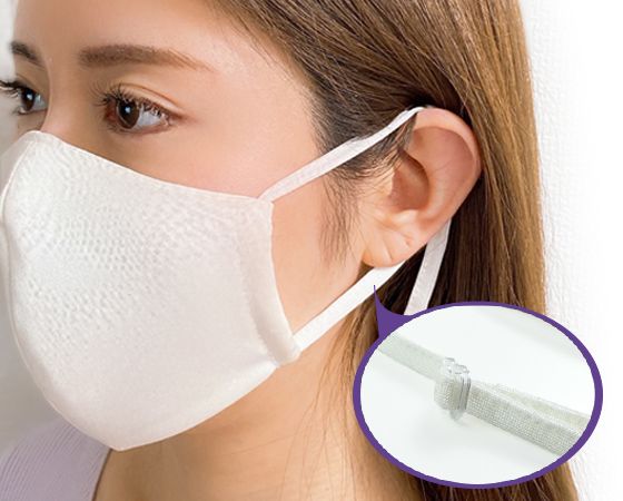 Masque fait en soie tricotée, qui est utilisée pour fabriquer des vêtements de bébé. Les attaches sont aussi faites en soie et leur longueur peut être ajustée (photo fournie par Kyoto Silk Kakô).