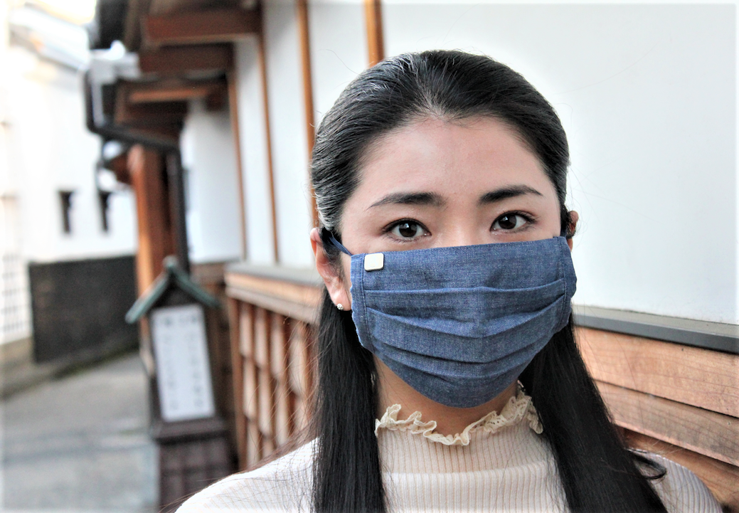 Deux morceaux de gaze en coton 100 % sont pliés et cousus avec la toile de denim. Les points de couture sont invisibles de l'extérieur (photo fournie par Aoki Hifuku).