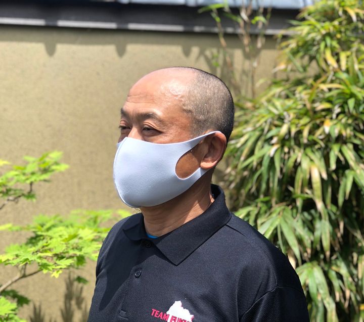 Cette étoffe a la particularité d'être composée de trois couches (envers, revers et partie intérieure) qui lui confèrent une respirabilité et un confort excellents.