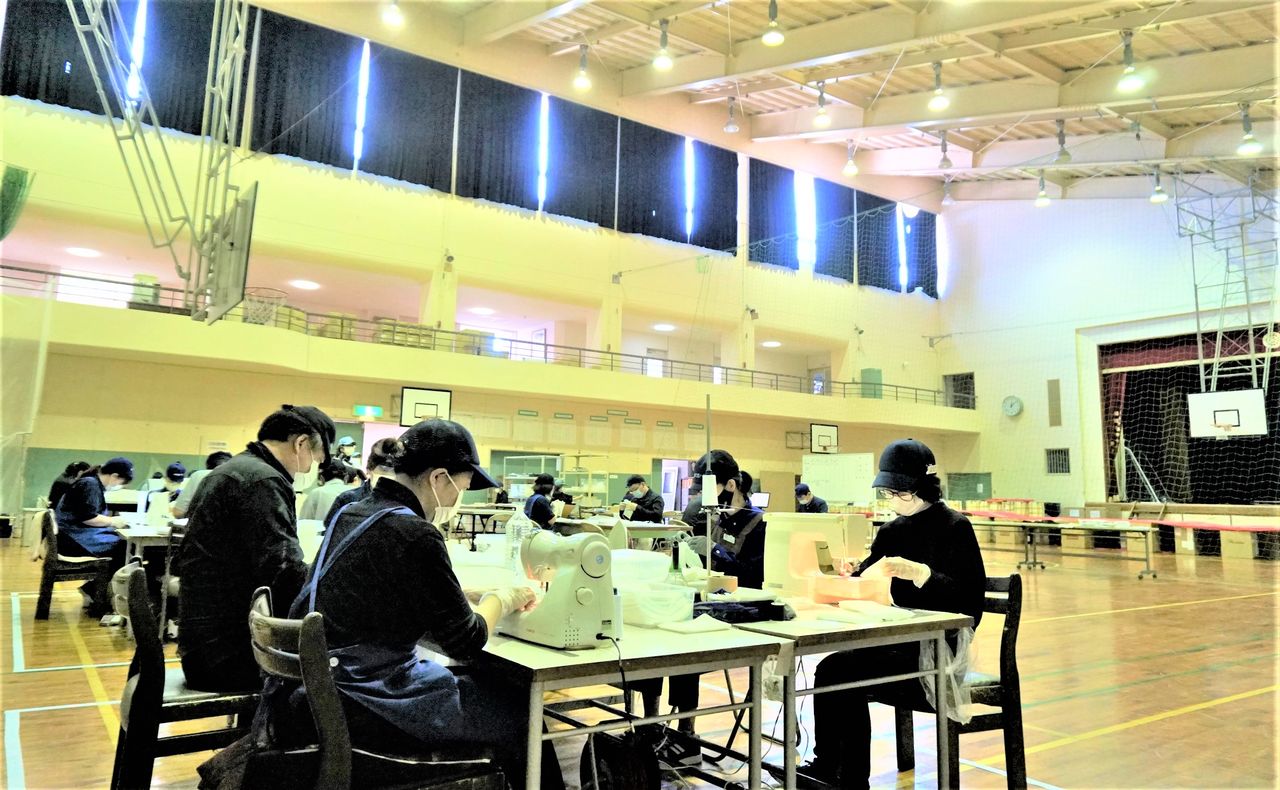 L’atelier est installé dans un vaste gymnase d'une école fermée (photo fournie par Marui Orimono).