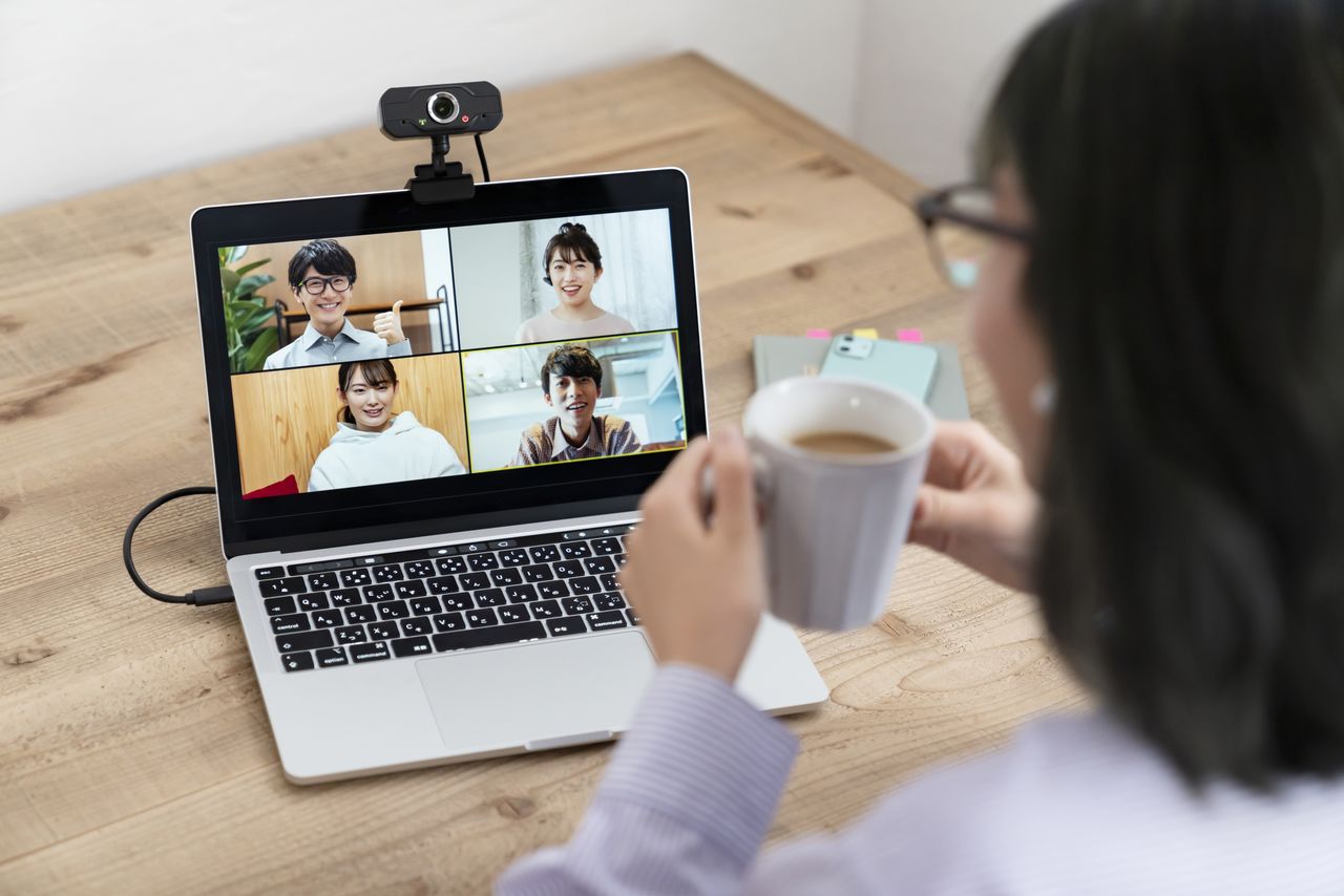 Online lunches and similar employee-generated gatherings have helped colleagues remain in touch while they work from home. (© Pixta)