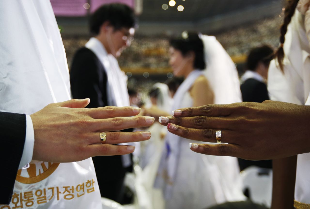 Couples lors d’un mariage de masse organisé par la secte Moon. (© Reuters)