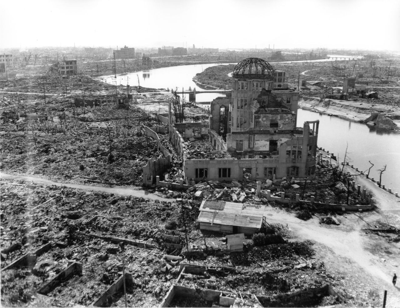 Les ruines du Hall de promotion industrielle de Hiroshima, qui deviendra un symbole de la tragédie sous le nom de « Dôme de la bombe atomique ». Photo prise par l’armée américaine en novembre 1945 (photo avec l’aimable autorisation du Musée du mémorial pour la paix)