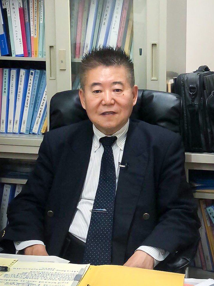 Zhen Kai dans son bureau à Gifu