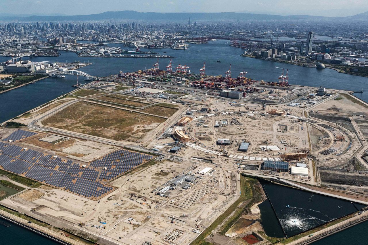 Yumeshima, l'île artificielle qui accueillera l'Expo universelle d'Osaka 2025. L'importante progression des coûts de construction ainsi que les retards de celle-ci sont la source de préoccupations. (Photo prise le 12 octobre 2023, AFP/Jiji)